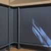 کابینت آشپزخانه آرک لند، کابینت‌های آبی گوشه از روبه‌رو