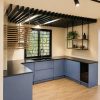 کابینت آشپزخانه آرک لند، نمای کلی کابینت آبی پاستلی ال‌شکل