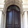 درب لابی الکساندریا، درب قوس‌دار میان ستون‌های سنگی