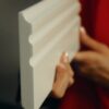 قرنیز چوبی باتیس، پروفیل قرنیز سفید کنار پارچه قرمز