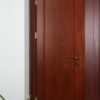 درب اتاق سیدنی، درب قهوه‌ای مایل به قرمز کنار گلدان