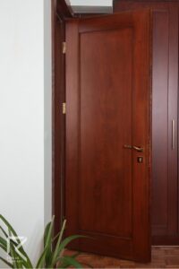 درب داخلی چوبی اتاق خواب فندقی رنگ