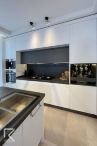 کابینت مدرن دو رنگ سفید و مشکی دستگیره مخفی