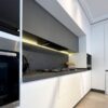 کابینت آشپزخانه دایاموندلند، نمای مورب ردیف کابینت با نور زیر کابینت