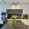 کابینت آشپزخانه دایاموندلند، نمای کلی جزیره سنگ تیره و کابینت سفید