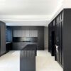 کابینت آشپزخانه بلک لند، دیوار کابینت مشکی با ویترین در دو طرف