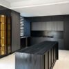 کابینت آشپزخانه بلک لند، نمای کلی کابینت مشکی مات و جزیره