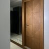 درب اتاق منهتن، درب چوبی روشن در راهرو از زاویه کناری