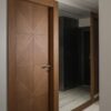 درب اتاق منهتن، درب چوبی روشن کنار آینه