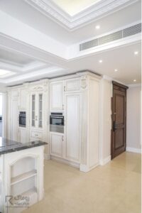 کابینت پتینه کرم طلایی برای آشپزخانه کلاسیک
