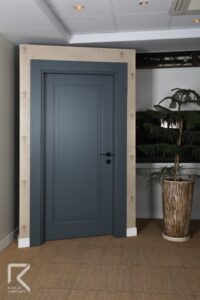 درب شیک و ساده طوسی ورودی خانه