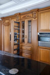 کابینت چوب راش با طراحی کلاسیک و رنگ عسلی