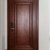 درب ورودی موناکو، درب قهوه‌ای در راهروی روشن