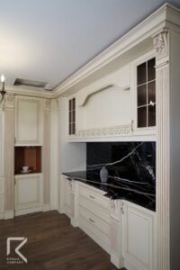 کابینت کلاسیک کهنه کاری کرم طلایی