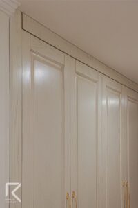 کمد دیواری روکش چوب پتینه با تاج کلاسیک