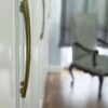 کمد دیواری هیوما، نمای نزدیک دستگیره طلایی بلند