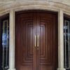 درب لابی ماچوپیچو، درب دو لنگه چوبی میان ستون‌های سنگی