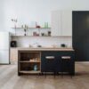 کابینت آشپزخانه کوپلند، نمای دور آشپزخانه با جزیره چوبی