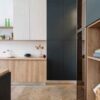 کابینت آشپزخانه کوپلند، کابینت کرم و ستون تیره با کف جناغی