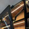 کابینت آشپزخانه دارک لند، درب شیشه‌ای بالارو ویترین در حالت باز