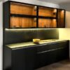 کابینت آشپزخانه دارک لند، نمای کلی کابینت مشکی و ویترین چوبی
