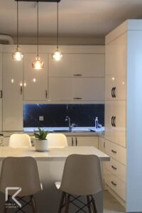 کابینت سفید های گلاس براق برای آشپزخانه کوچک