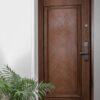 درب ضد سرقت تورین، درب قهوه‌ای کنار گلدان