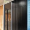 کابینت آشپزخانه آرت لند، کابینت قدی تیره با درب‌های شیاردار