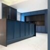 کابینت آشپزخانه آرت لند، جزیره آبی تیره جلوی دیوار کابینت