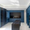 کابینت آشپزخانه آرت لند، نمای کلی با کابینت‌های آبی تیره و جزیره