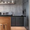 کابینت آشپزخانه فورت‌لند، کابینت طوسی و صندلی‌های چوبی کنار جزیره