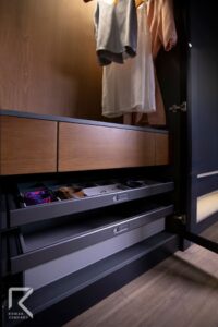 اکسسوری کمد دیواری مدرن درب شیشه ای ژرمن