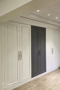 کمد دیواری طوسی و سفید سبک نئوکلاسیک