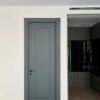 درب اتاق ریو، درب طوسی در انتهای اتاق