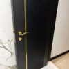 درب اتاق بارسلون، نمای مورب درب مشکی شیاردار