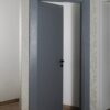 درب اتاق نیویورک، درب طوسی باز از روبه‌رو
