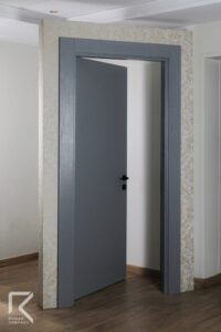 در مدرن روکشی طوسی رنگ