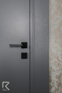 دستگیره مشکی در روکش چوب مدرن