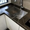 کابینت آشپزخانه هایلند، سینک استیل در صفحه سنگ تیره