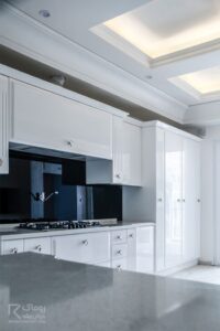 آشپزخانه لوکس با کابینت سفید پولیش سبک نئوکلاسیک
