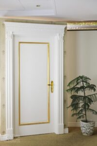 درب سفید چوبی