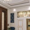 درب اتاق بیروت، درب سفید و طلایی زیر لوستر