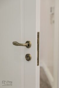 دستگیره طلایی درب چوبی اداری