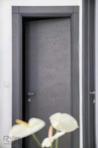 در روکش چوب خاکستری