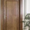درب اتاق پراگ، درب چوبی روشن قاب‌دار از روبه‌رو