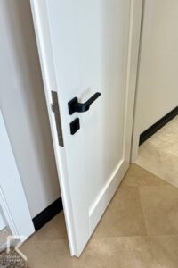 درب سفید نئوکلاسیک با دستگیره مشکی