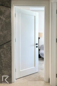 درب ورودی سفید سبک نئوکلاسیک