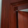 درب اتاق سیدنی، جزئیات چهارچوب قهوه‌ای از نزدیک