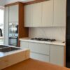 کابینت آشپزخانه ایرلند، شیر مشکی و کابینت‌های بالا کرم