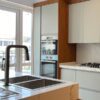 کابینت آشپزخانه ایرلند، سینک جزیره و کابینت‌های کرم و گردویی